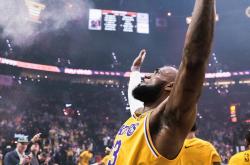 詹姆斯回归赛场，精彩发挥首场状态亮眼，老鹰观众沸腾！的简单介绍