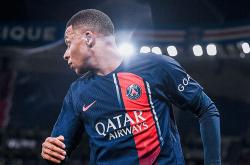 包含姆巴佩回归赛场，大胜首场状态亮眼，曼联观众沸腾！的词条