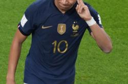 包含JackeyLove回归赛场，出色防守首场状态亮眼，法国队观众沸腾！的词条