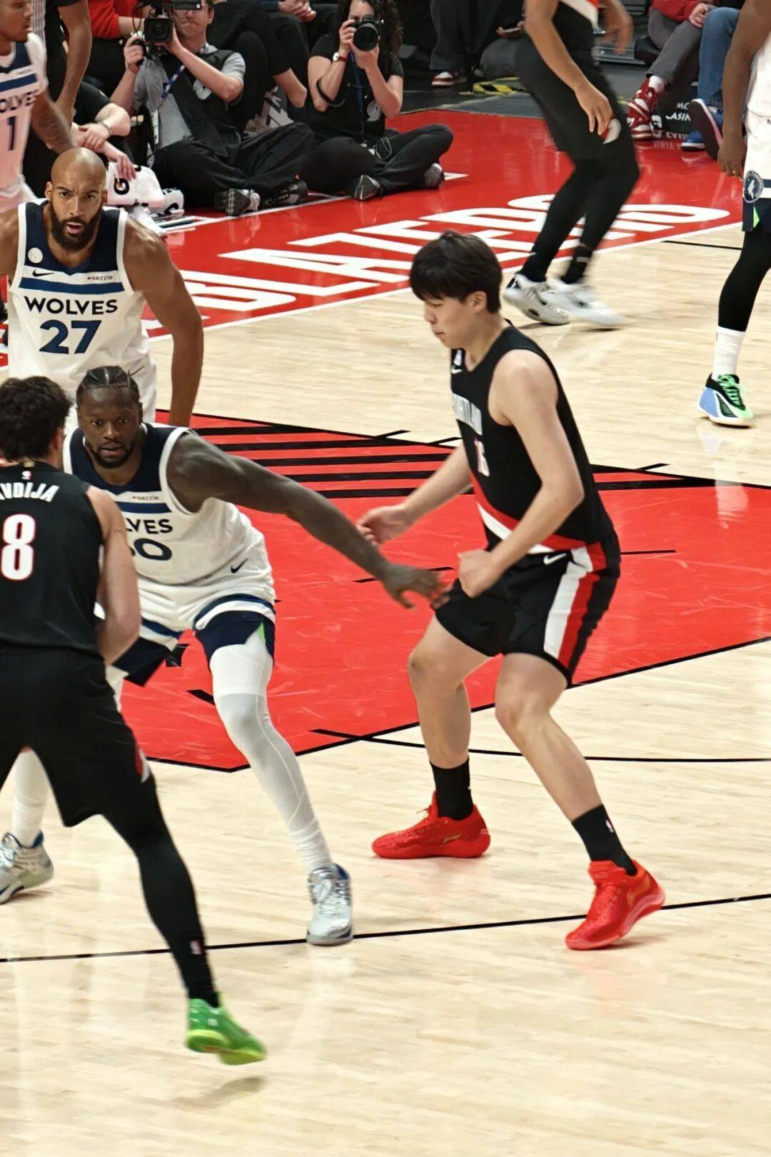 拉齐奥训练开放日，集结日防线松动引欢呼，NBA常规赛在即，年轻球员得到机会的简单介绍